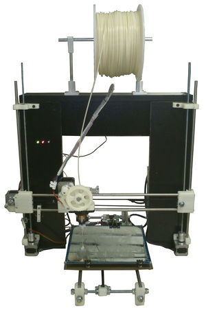 Impresora Prusa i3, con el rollo de plástico montado encima.