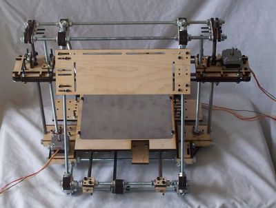 This is a RepRap Mendel with lasercut wood parts.