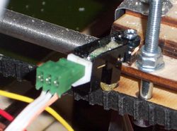 shows the direction of the cable connection to the opto endstop.